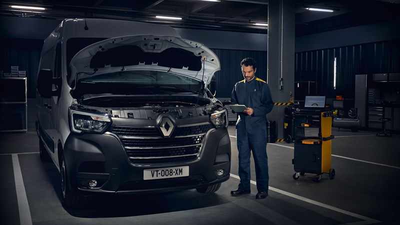 Renault Services - Business Clients shake hands with the salesman