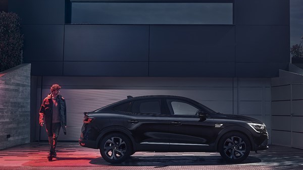 Renault professionals - Passenger car range - Renault Talisman with a business man