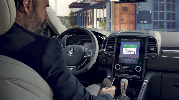 A man who tries to pair to the R-Link 2 system from his Android phone