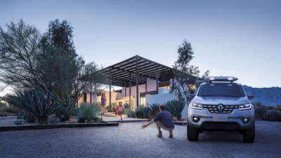 Renault ALASKAN Concept - Parked in front of a family home - A little girl welcomes her father