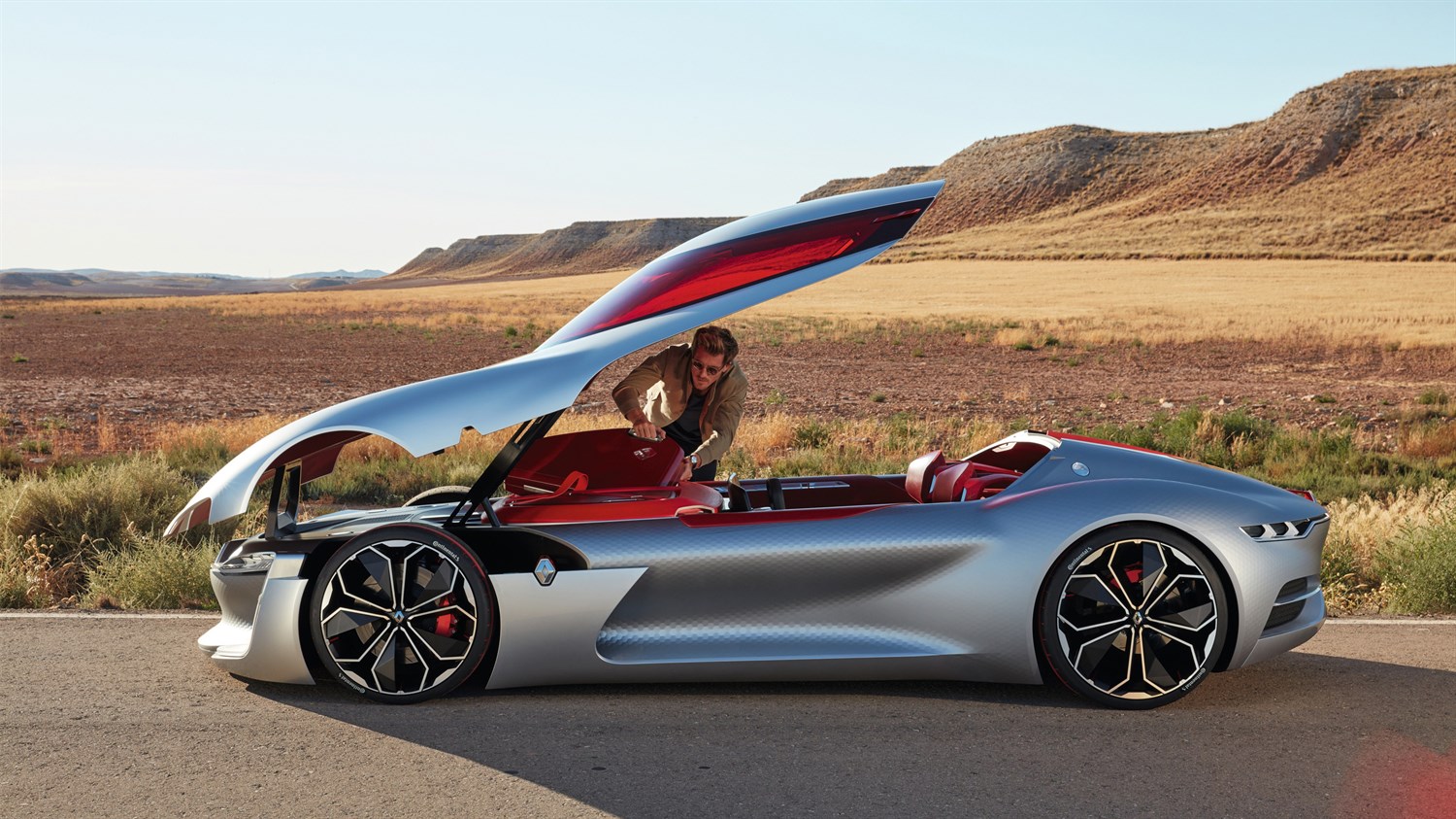 Renault Trezor Concept  - man beside the car