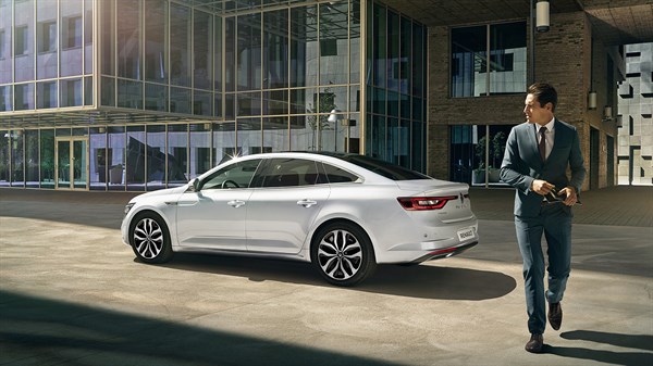 Renault professionals - Passenger car range - Renault Talisman with a business man