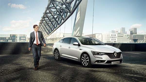 Renault Talisman in urban environment