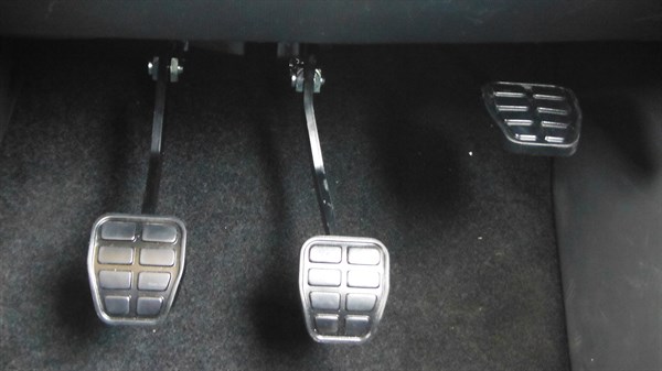 Renault Professionals - Dual controls for driving school vehicles