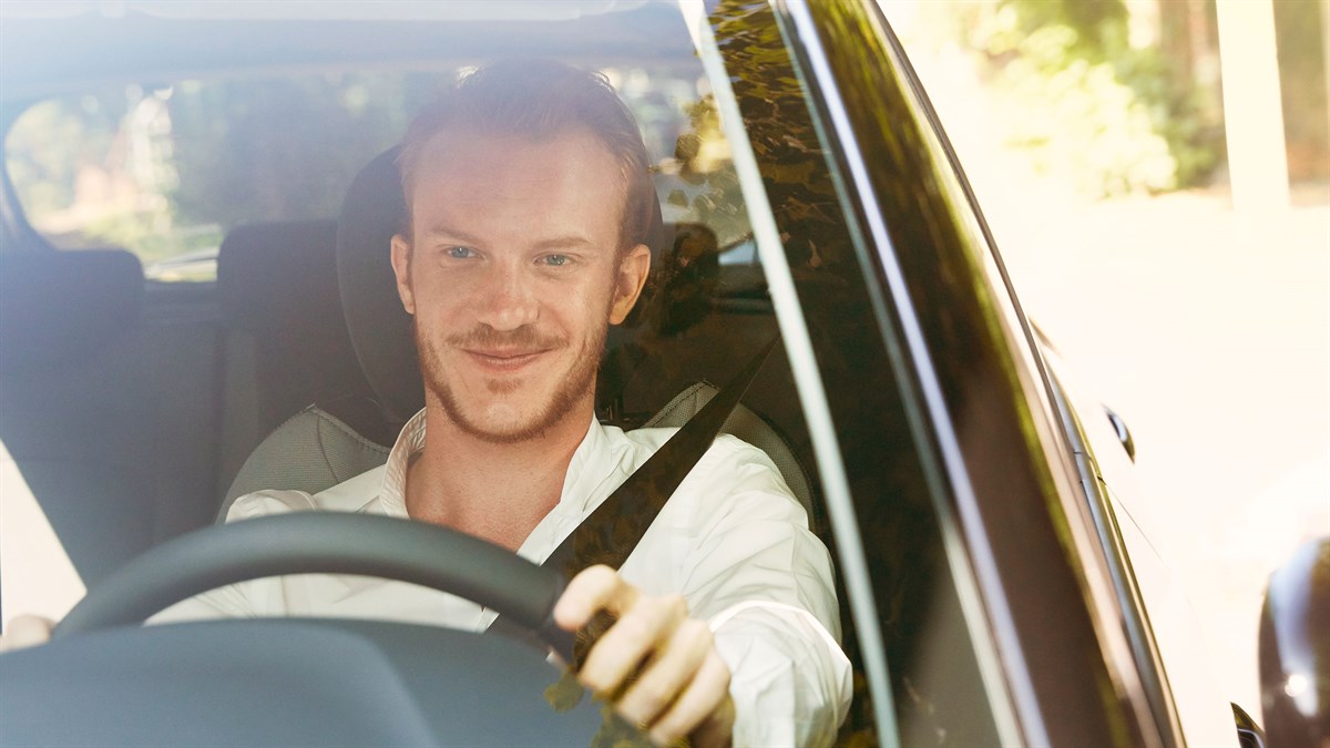 Renault Service - A man sat at a table looking at his tablet 